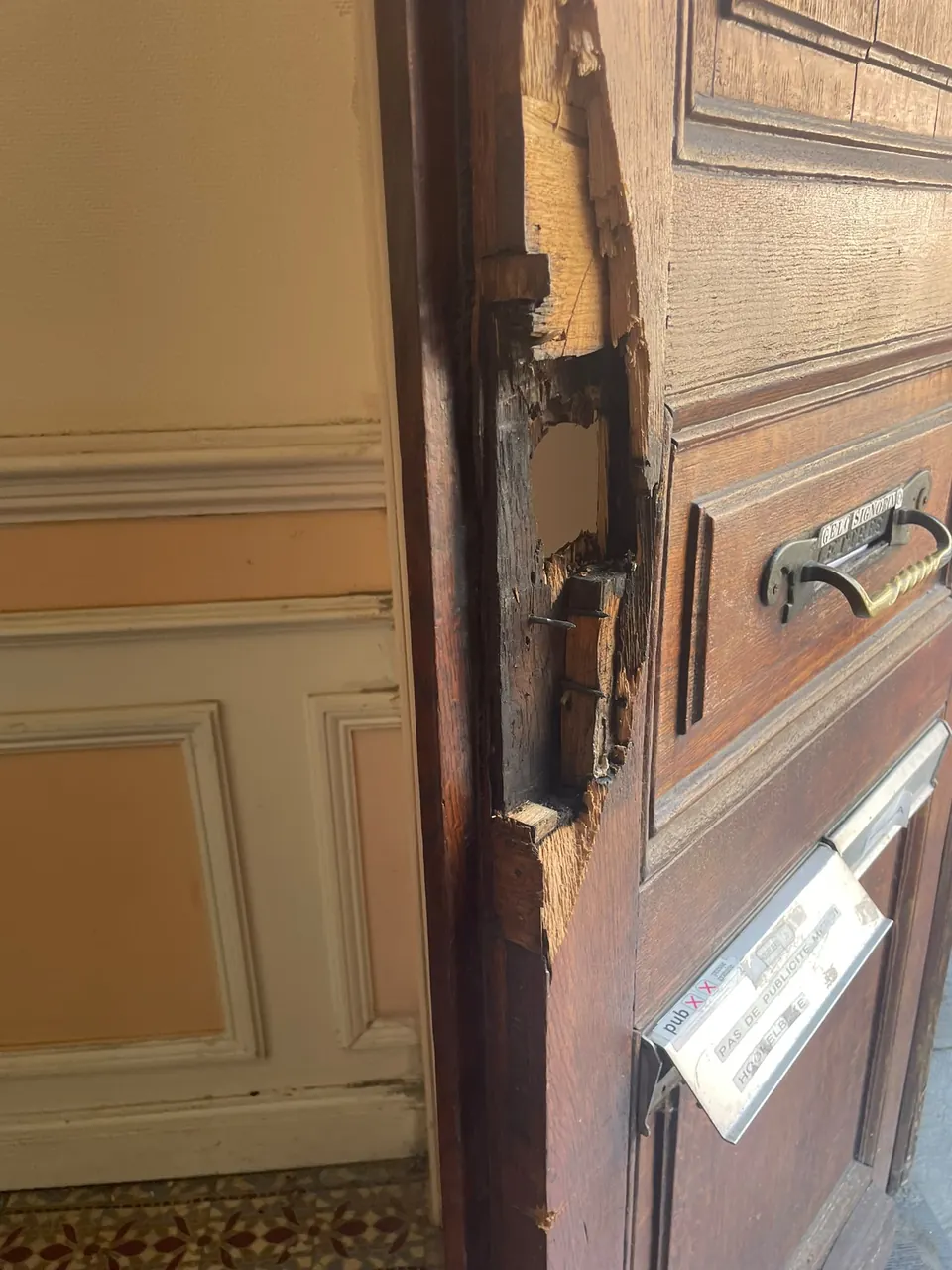Porte et contrôle de fermeture